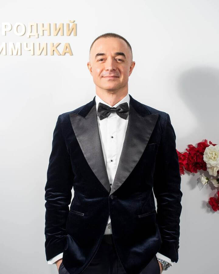 Черный, темно-синий или бархатный: выбираем смокинг для торжественного события